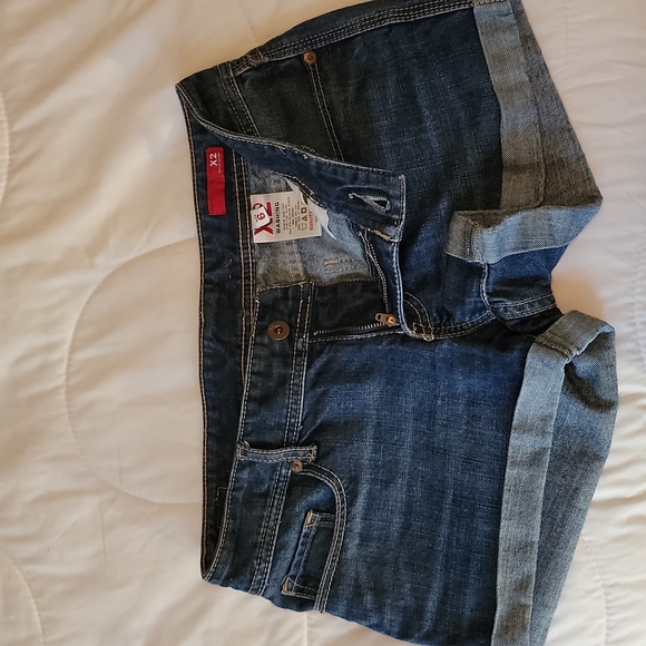 Express Dark Demi Short with cuffed - Picture 4 of 4